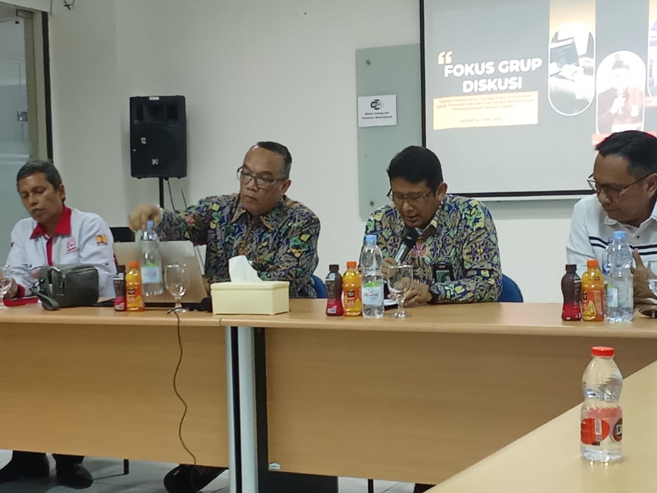 Kedua dari kanan Samuel Elazar Darma Putra Tampubolon, S.E., M.M. selaku kepala balai jasa konstruksi wilayah III Jakarta dan kedua dari kiri Kepala Bidang V LPJK (Lembaga Pengembangan Jasa Konstruksi) Prof. Dr. Manlian Ronald Adventus Simanjuntak, S.T., M.T., D.Min diapit Ketua Pelaksana sebelah kanan Boby Tambunan dan sebelah kiri Sekum Gabungan Perusahaan Konstruksi Nasional Mulyadi Guntur Aritonang