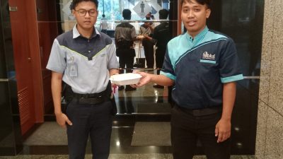 Ibu paruh bayah yang sedang mengais sisa – sisa makanan bekas