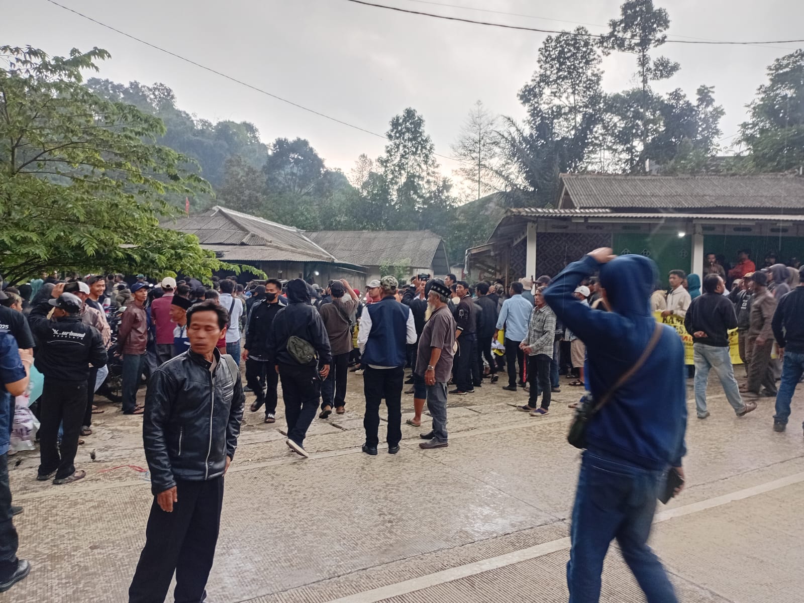 Ini adalah bentuk perjuangan warga Sukawangi yang telah puluhan tahun menetap di sini