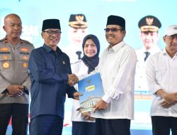 Serahkan 326 Akta Notaris Kopdes, Mendes Yandri Optimis Serap Tenaga Kerja Produktif di Desa
