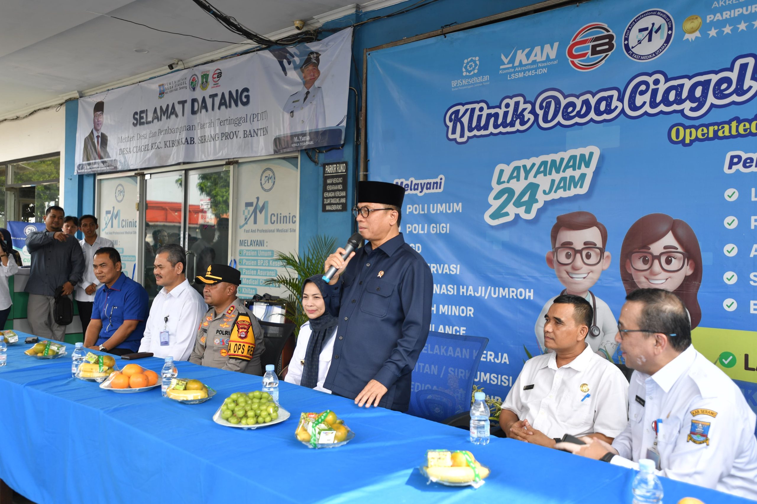 Menteri Desa dan Pembangunan Daerah Tertinggal (Mendes PDT) Yandri Susanto menyerahkan secara simbolis 326 Akta Notaris Koperasi Desa (Kopdes) Merah Putih