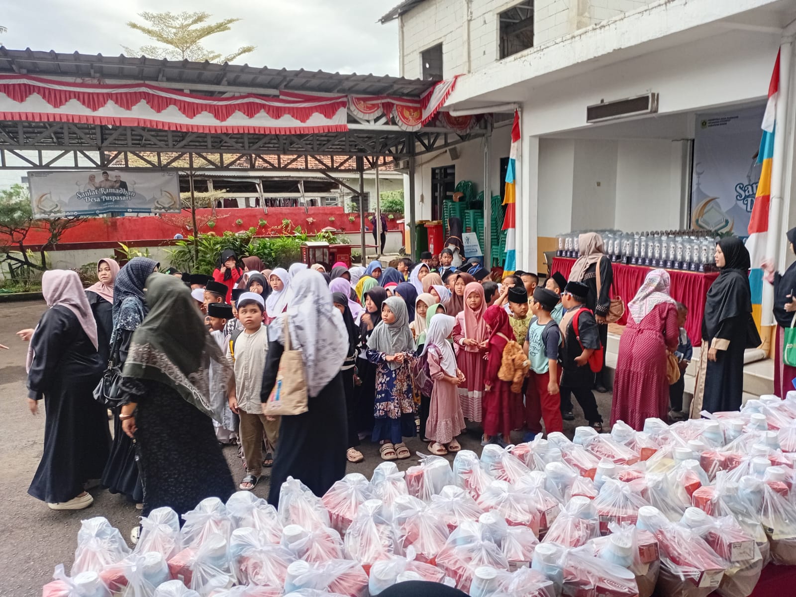 Pemerintah Desa Puspasari, Kecamatan Citeureup, Kabupaten Bogor menggelar kegiatan penutupan Pesantren Kilat (Sanlat)