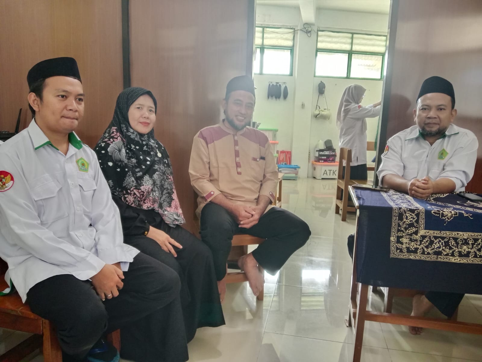 Orang Tua Murid Keluhkan Jual Beli Buku LKS dan Seragam