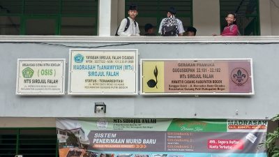 Orang Tua Murid Keluhkan Jual Beli Buku LKS dan Seragam