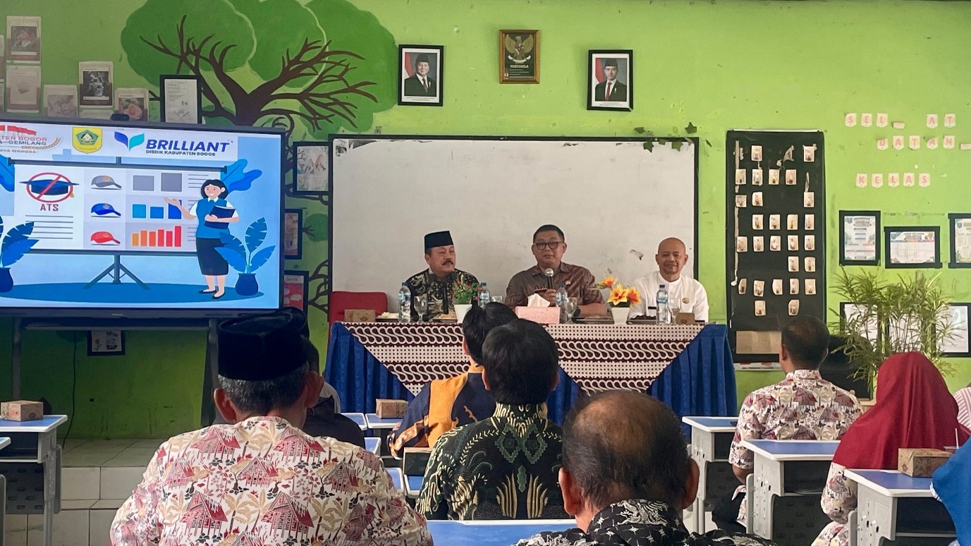(Kepala Dinas Pendidikan (Tengah) memimpin rapat koordinasi program pengentasan ATS Tingkat kecamatan)