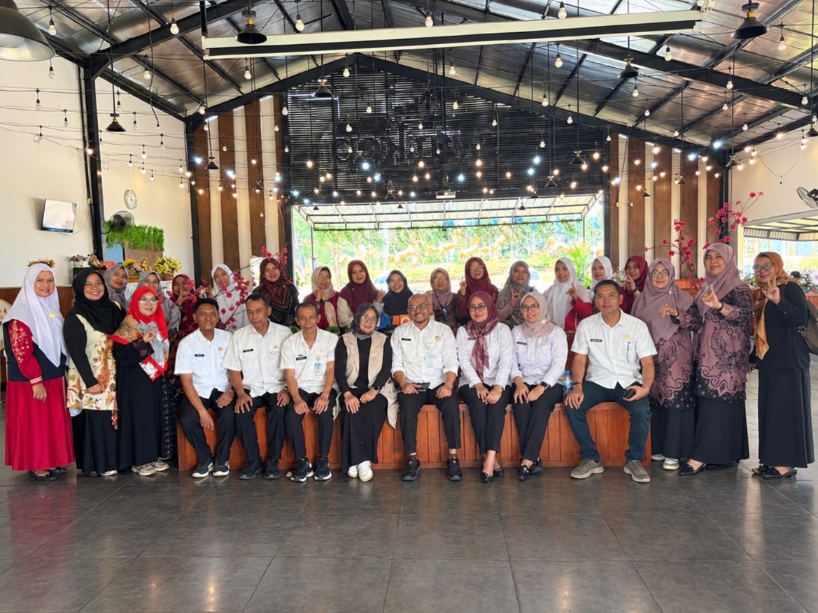 (Jajaran Bidang Pembinaan Paud Dikmas Disdik Kab Bogor, berfoto bersama para calon penerima program Insentif Guru Paud Tahun 2026)